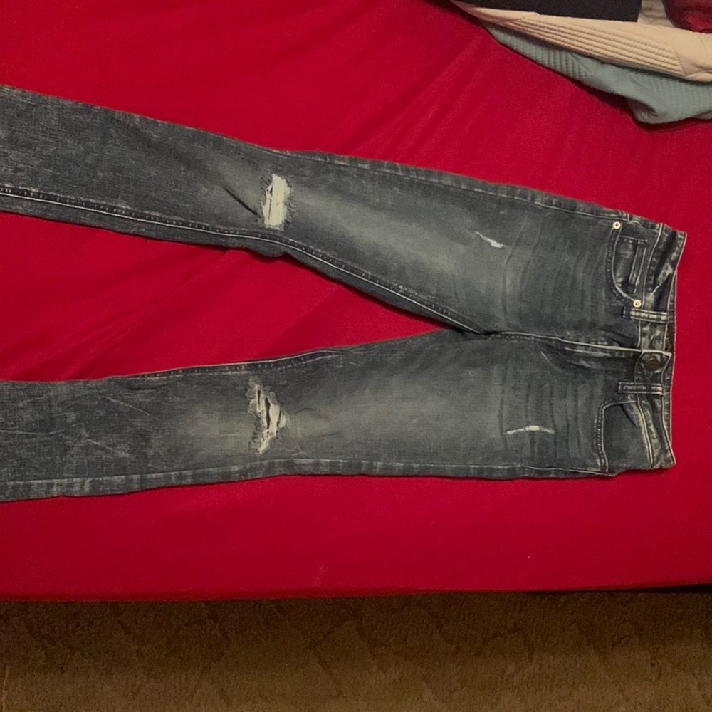 Skinny Jeans with holes in the knees